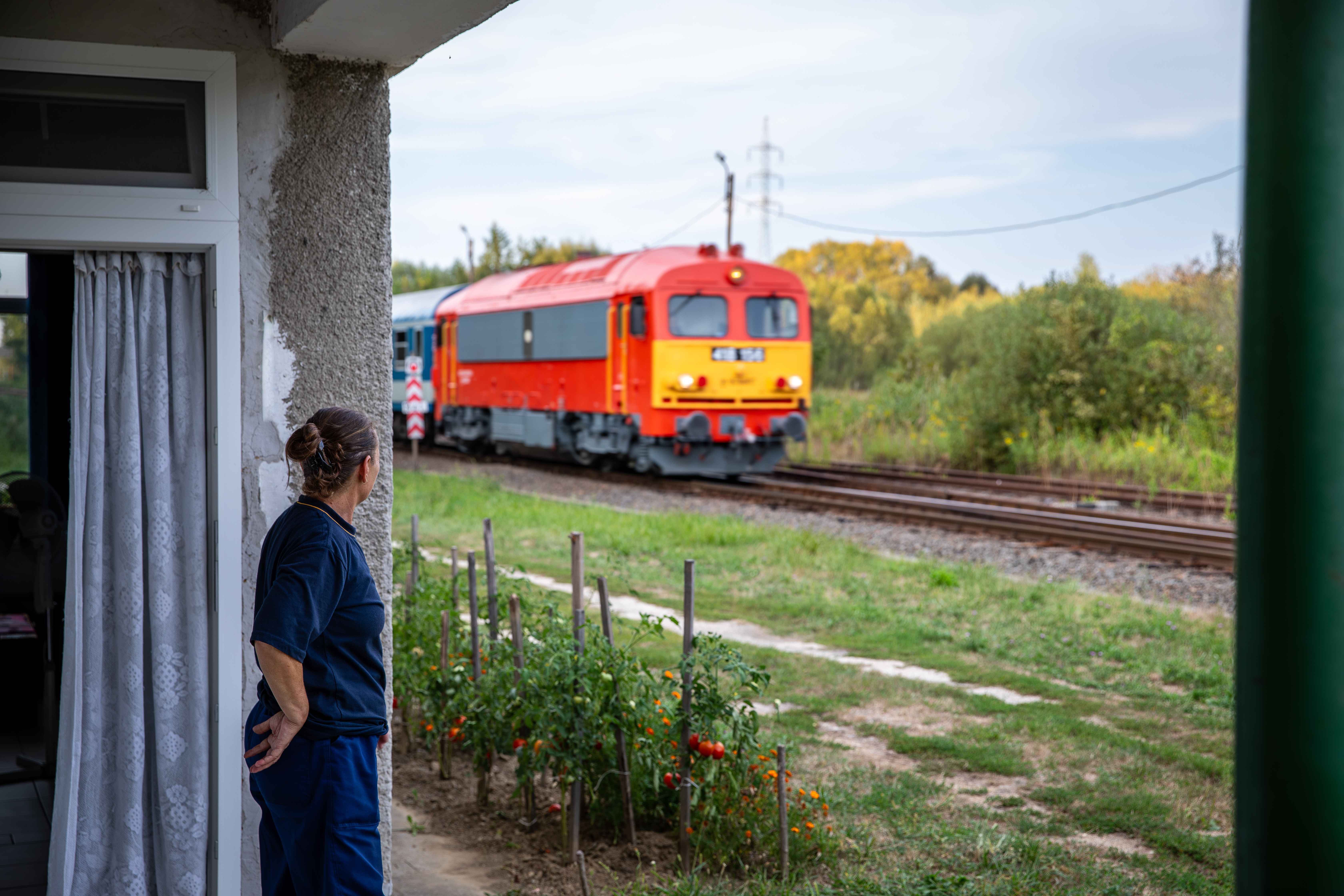 Csörgő vontatta szerelvény halad Nagykanizsa vasútállomásra. 