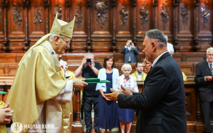 A Szent Adalbert érem átadása