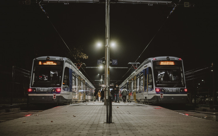 Tram-train Hódmezővásárhely vasútállomásnál