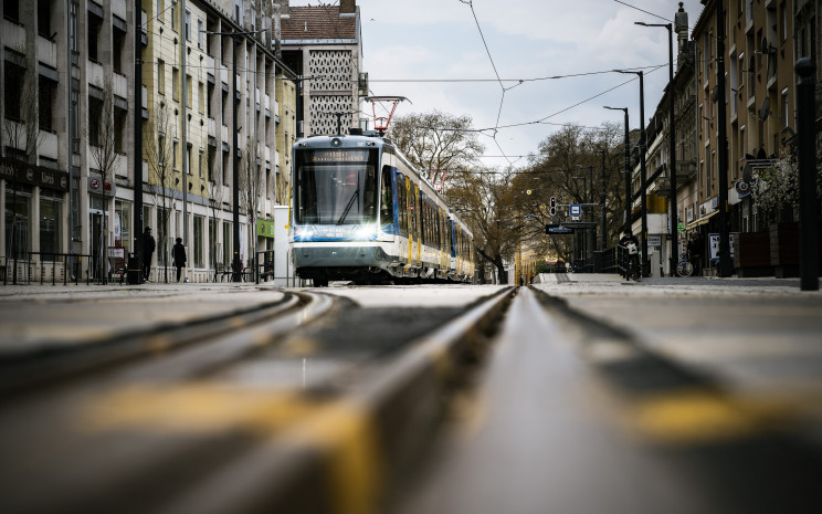 Tram-train a Kossuth téren