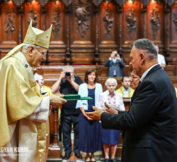 A Szent Adalbert érem átadása