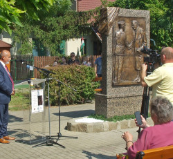 Mondi Miklós beszédet mond